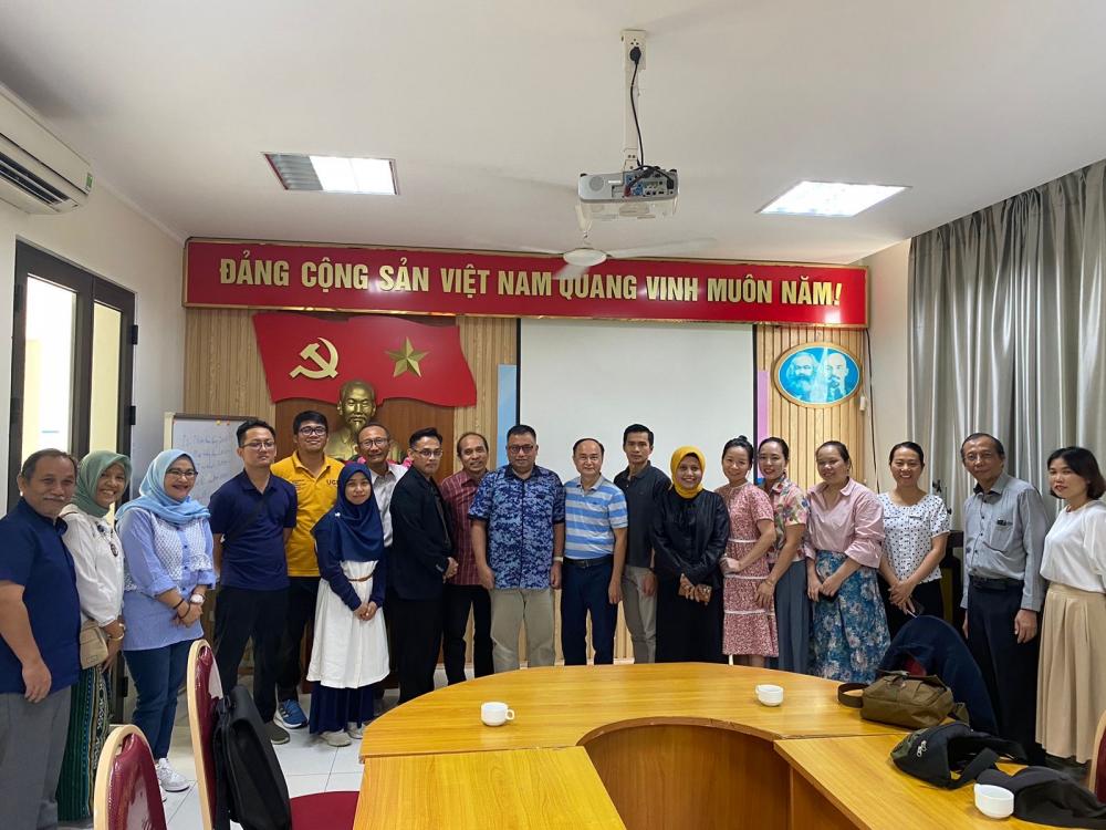 Trung tâm Nghiên cứu trồng và chế biến cây thuốc Hà Nội tiếp đoàn Trường Đại học Gadajah Mada, nước Cộng hòa Indonesia.