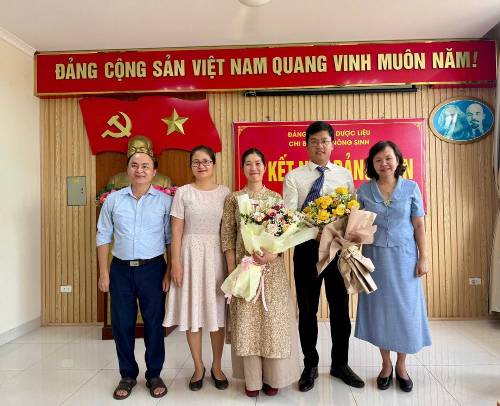 Chi bộ Khối Nông Sinh tổ chức Lễ kết nạp đảng viên mới